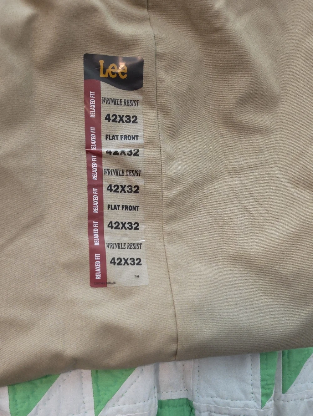 Lee Men’s Relaxed Fit Chinos in Khaki - Picture 3 of 3
